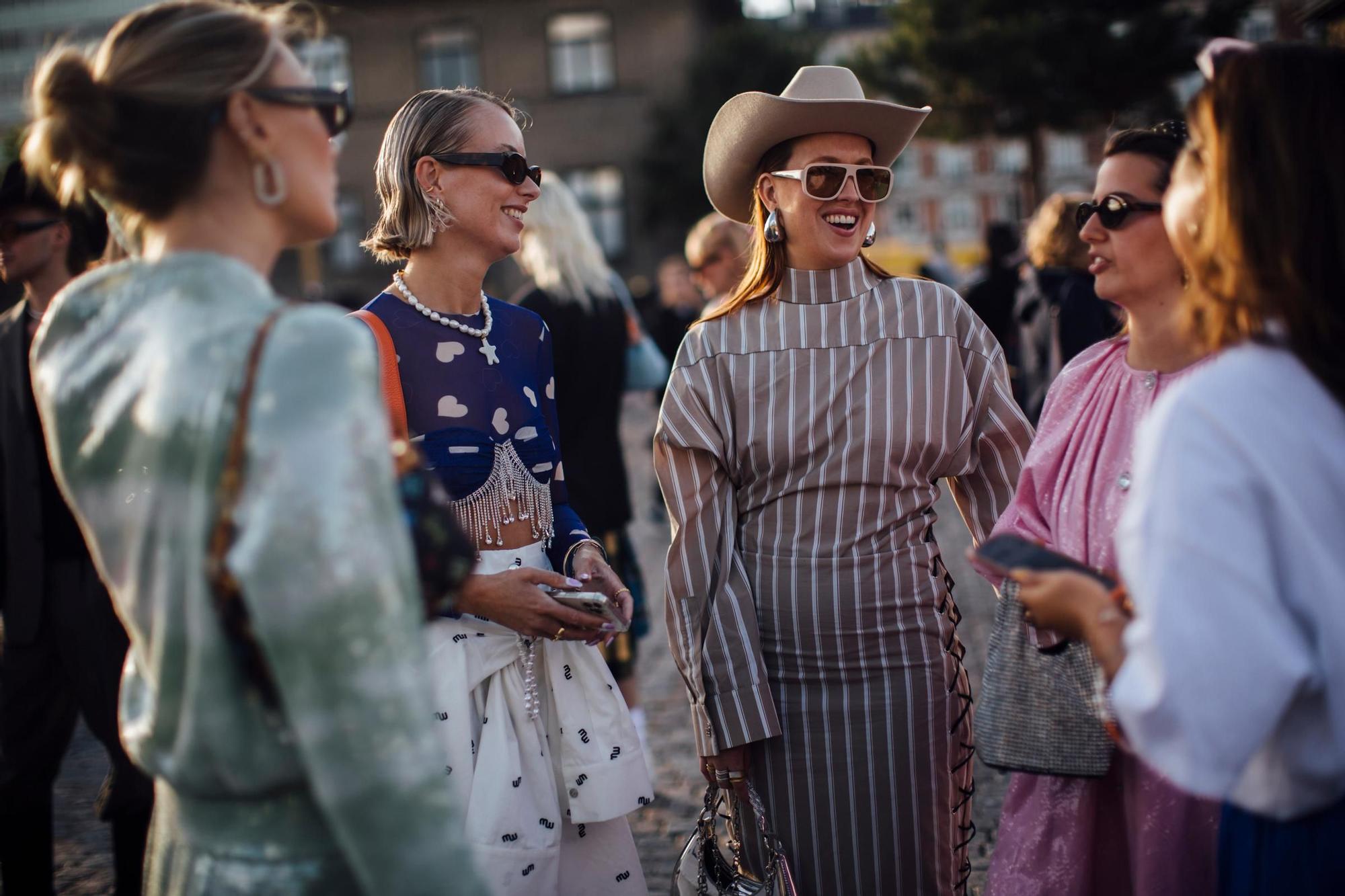 8 vestidos midi de Stradivarius que querras llevar de lunes a domingo porque combinan con zapatillas y cunas de esparto Woman