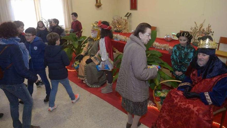 Los Reyes acudieron a una recepción en la iglesia de Santa Eulalia, ayer. // Noé Parga