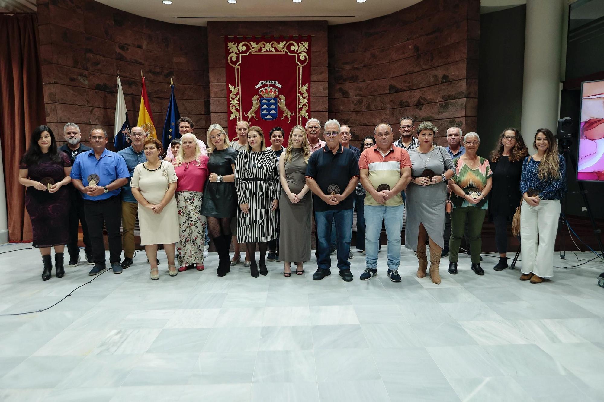 El Parlamento de Canarias rinde homenaje a los "grandes donantes" de sangre en el Archipiélago.
