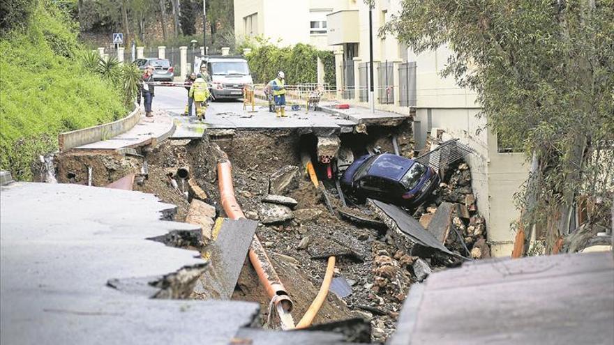 Una fuerte tromba de agua anega varias viviendas y calles en Málaga