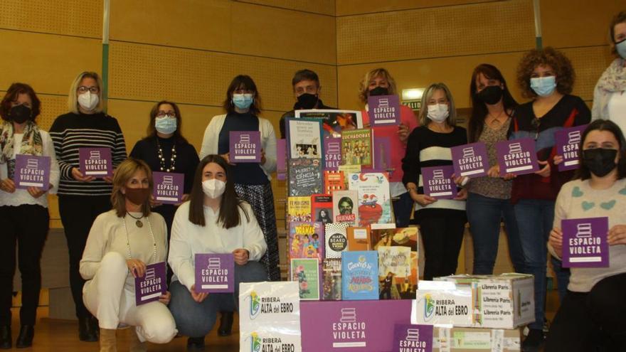 Acto de entrega de los Espacios Violeta a las bibliotecas en la sede comarcal el pasado 24 de noviembre | SERVICIO ESPECIAL