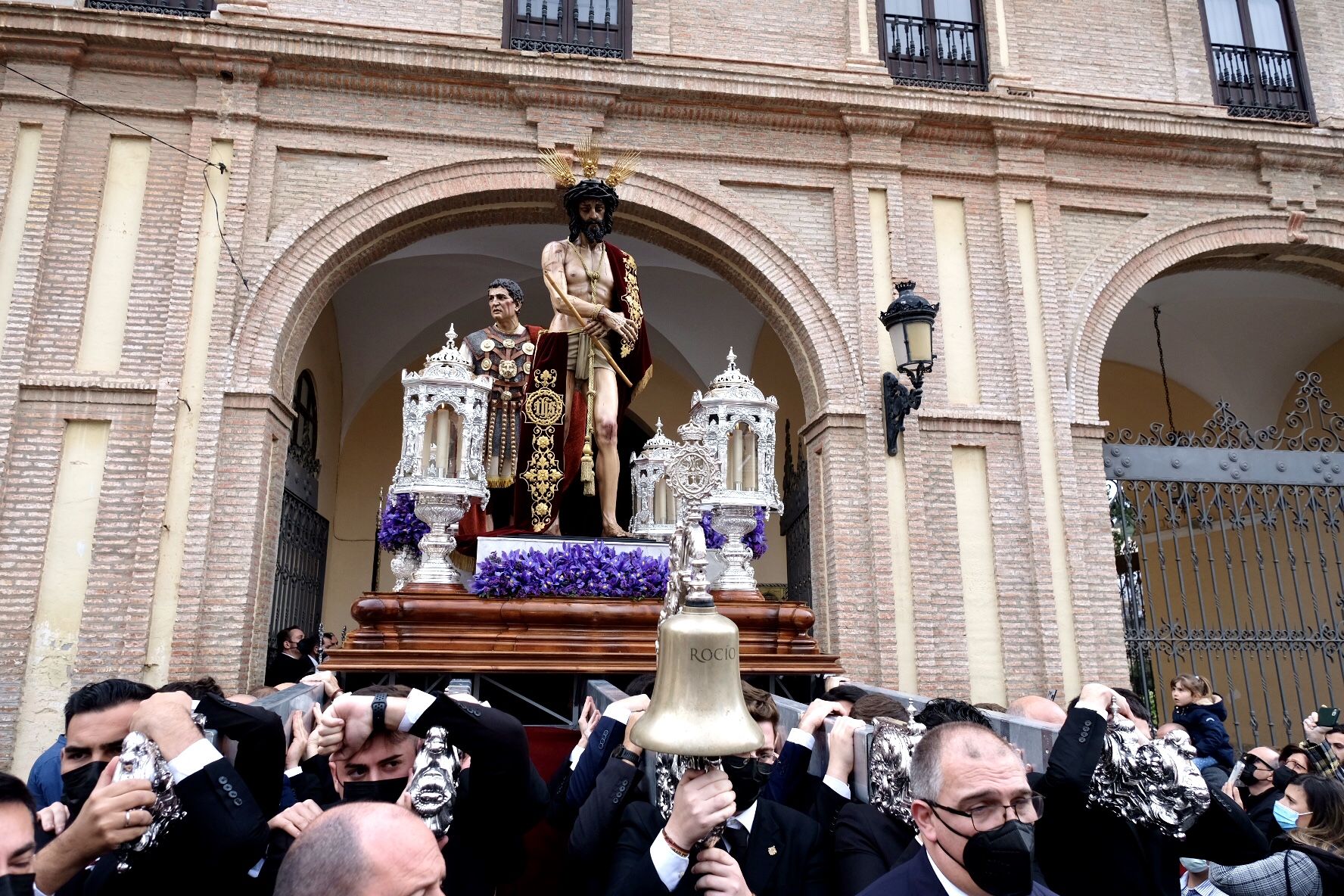 En la Basílica de la Victoria, la quinta estación, el Señor de la Humildad, con la imagen de Jesús condenado a muerte por Pilato