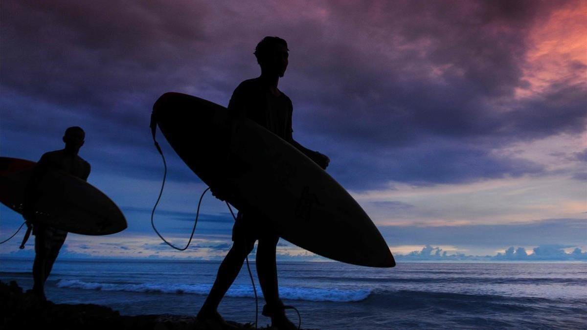 zentauroepp47768354 topshot   indonesian men walk with their surf boards at suns190816123650