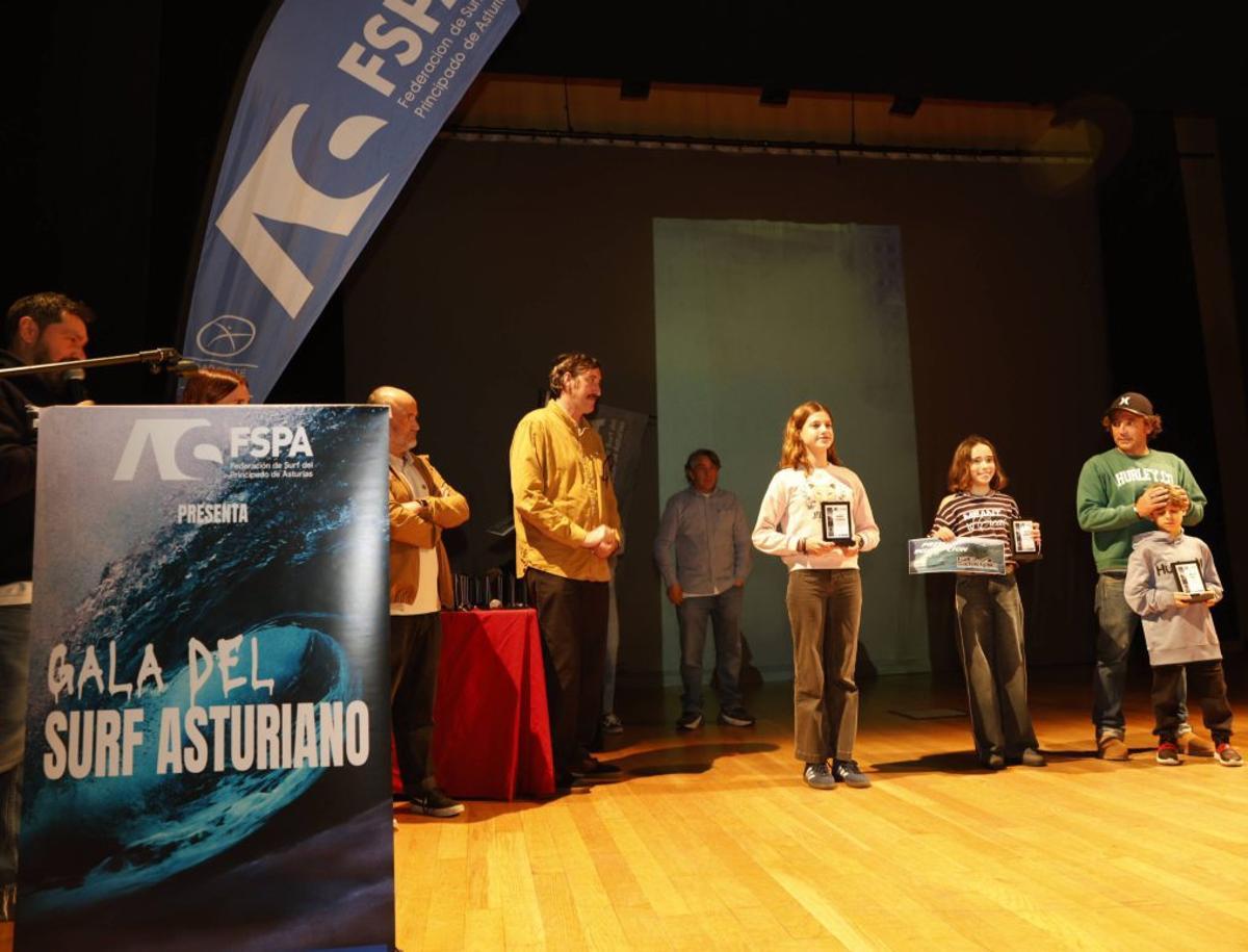 Algunos de los premiados de las categorías sub-10 y sub-12.