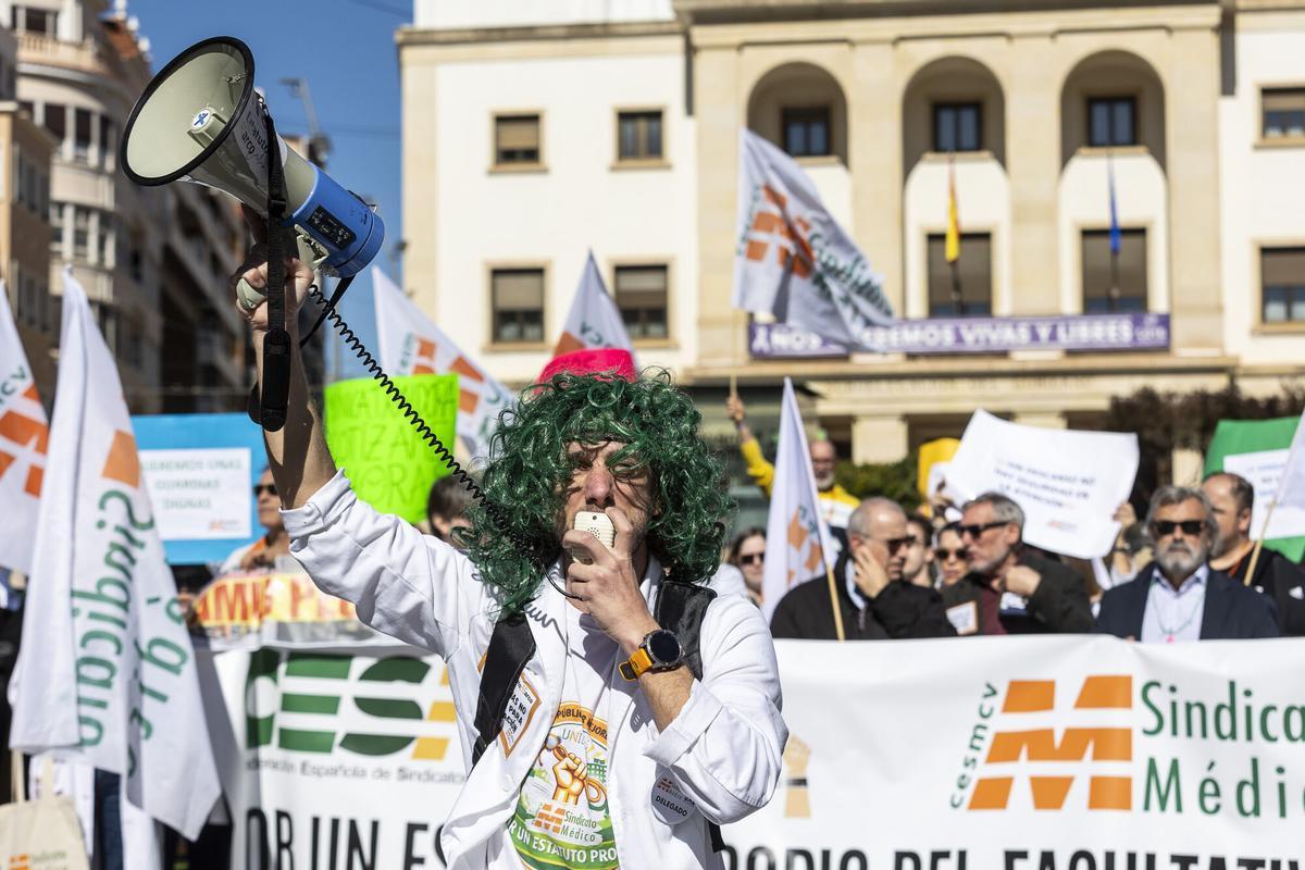 ALICANTE.- PROTESTA DE MEDICOS FRENTE A LA SUBDELEGACION DEL GOBIERNO EN ALICANTE