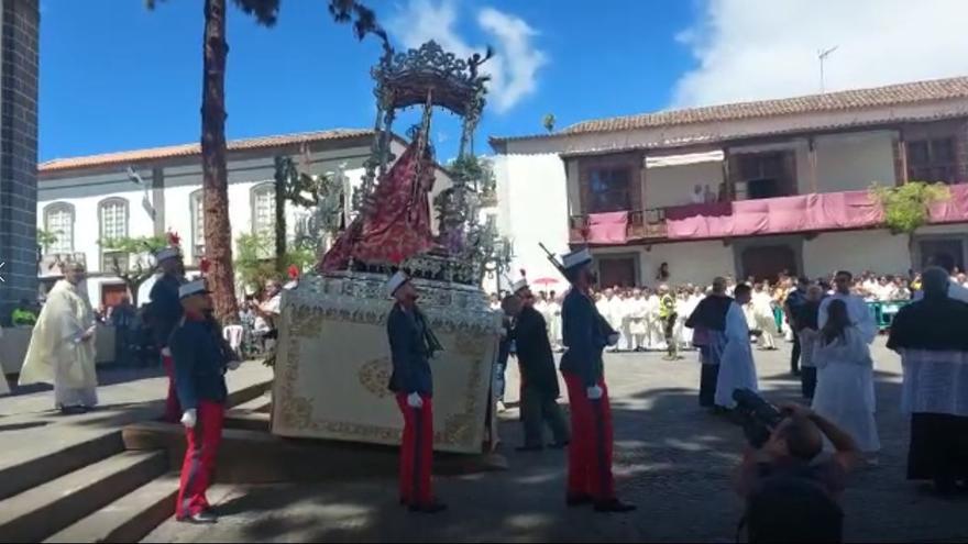 La Virgen del Pino inicia la procesión en su día grande.