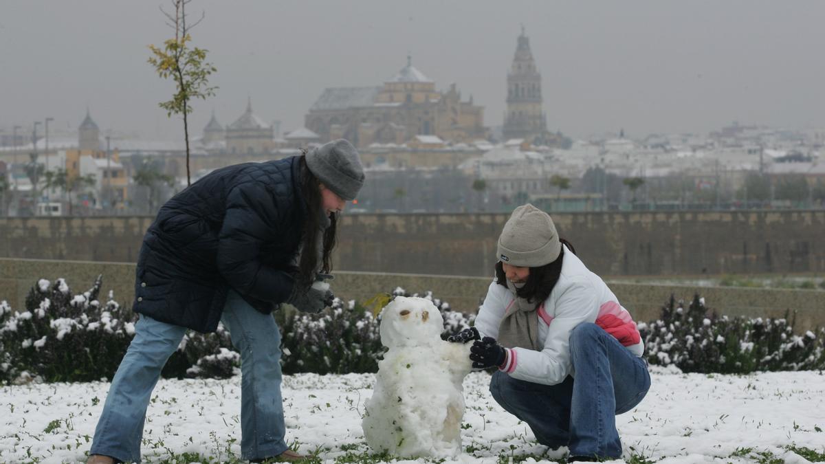 Dos personas hacen un muñeco de nieve en Córdoba en la gran nevada de 2010.