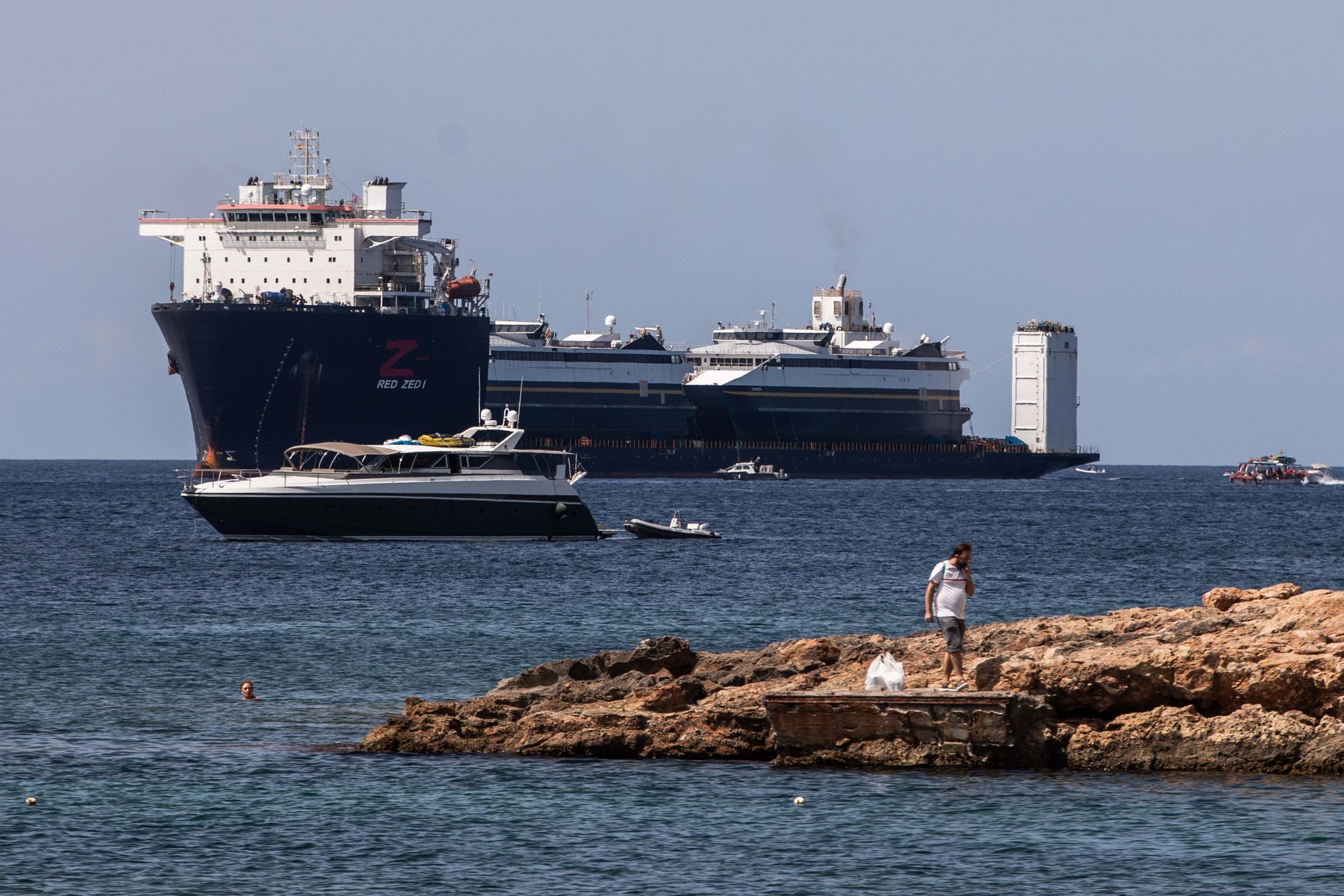 Todas las imágenes del impresionante buque que ha trasladado dos ferris a Ibiza desde Alaska