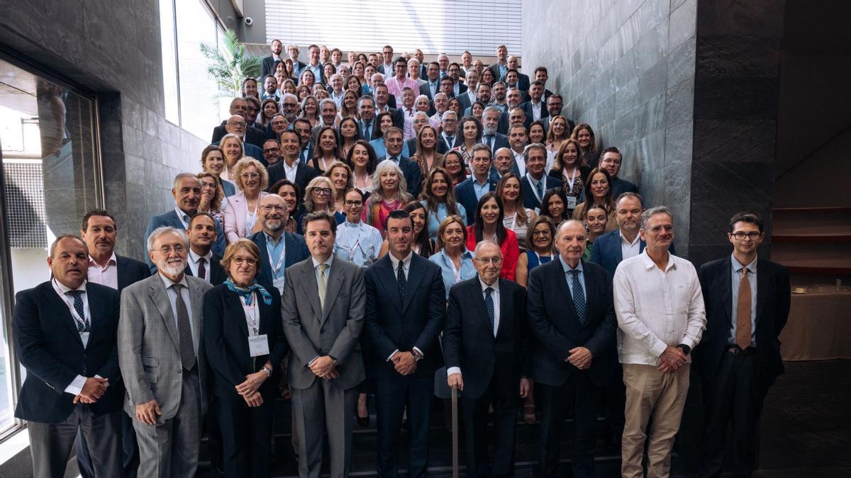 Fotografía de familia de los representantes de Cámara de España y participantes en CAMACOES.