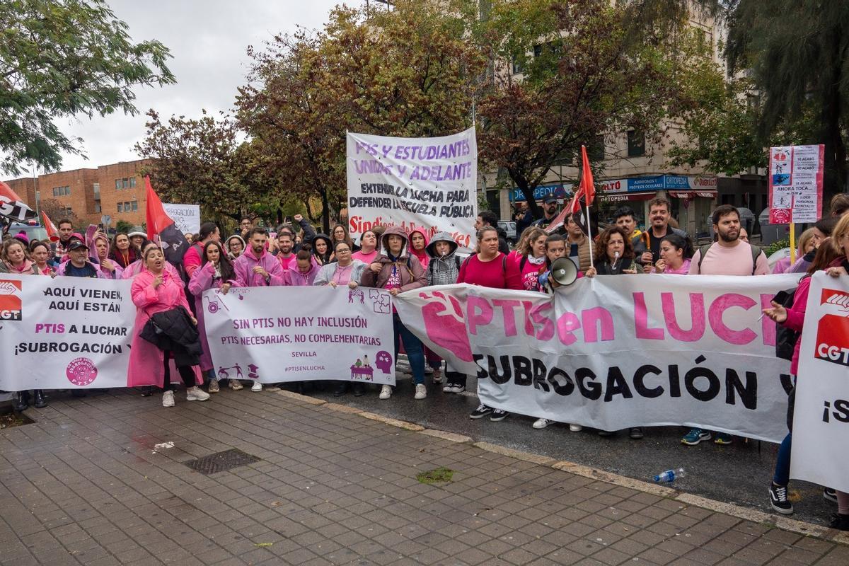 PTIS externalizadas protestan ante el Parlamento para pedir su subrogación