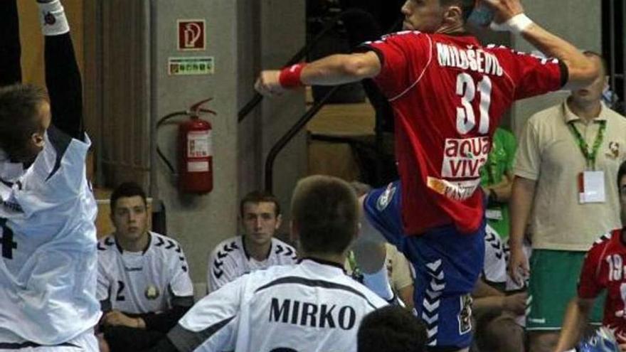 Nikola Milosevic se eleva y arma el brazo para lanzar.