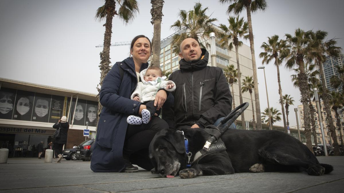 BARCELONA 02/03/2023 SOCIEDAD Ana y su pareja Mario invidente, que tuvieron un bebé en el Hospital del Mar y se activó todo un protocolo para que pudiera entrar el perro guía. Foto: ELISENDA PONS