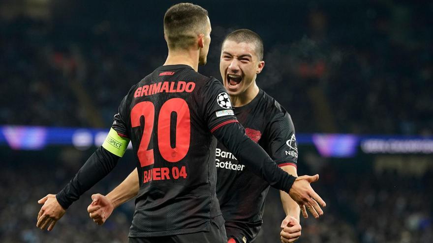 Leverkusen's Alex Grimaldo, left celebrates with teammate Leverkusen's Ibrahim Maza after scoring the opening goal of the game during the Champions League opening phase soccer match between Manchester City and Bayer Leverkusen in Manchester, England, Tuesday, Nov. 25, 2025. (AP Photo/Dave Thompson) associated Press / LaPresse Only italy and spain