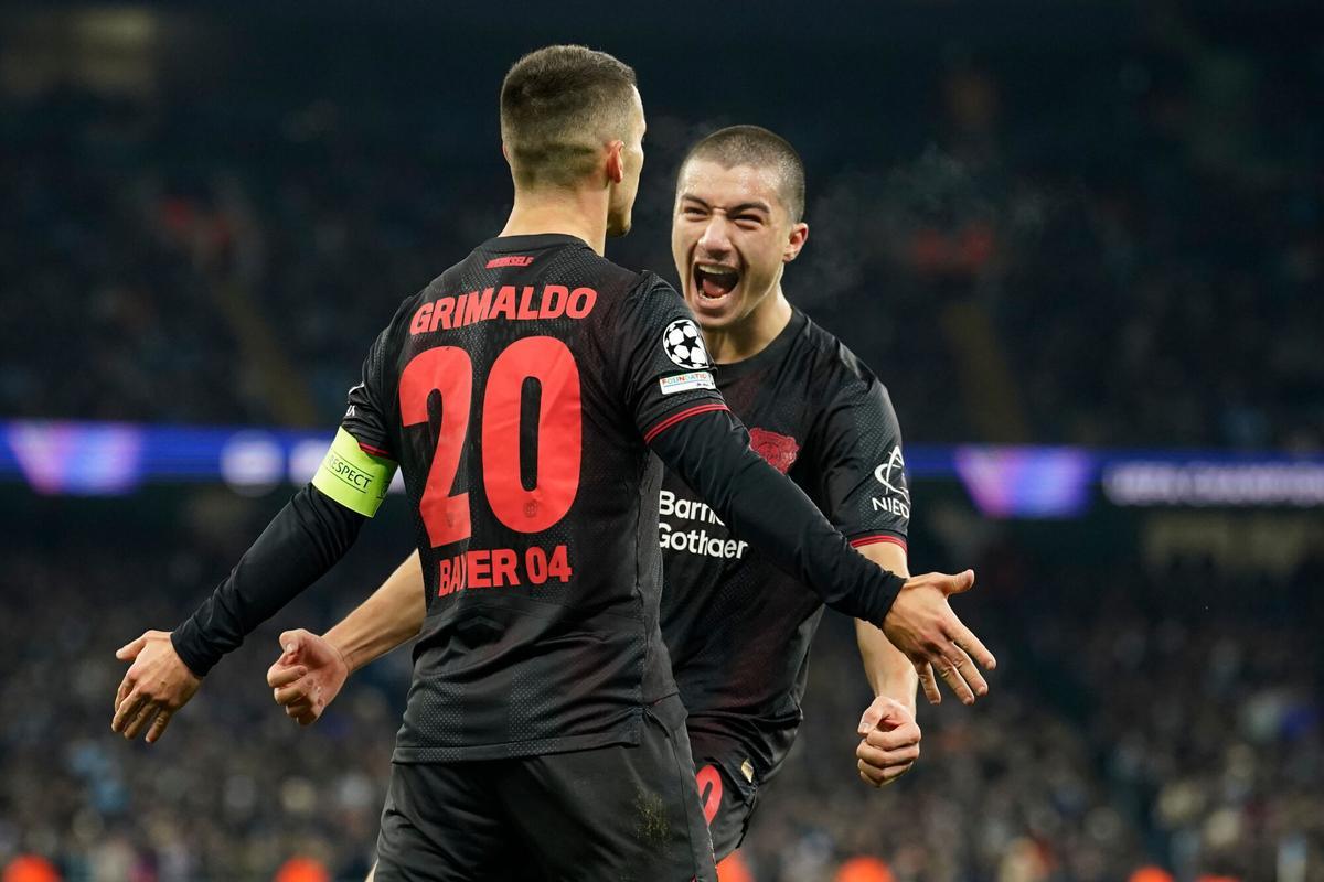 Leverkusen's Alex Grimaldo, left celebrates with teammate Leverkusen's Ibrahim Maza after scoring the opening goal of the game during the Champions League opening phase soccer match between Manchester City and Bayer Leverkusen in Manchester, England, Tuesday, Nov. 25, 2025. (AP Photo/Dave Thompson) associated Press / LaPresse Only italy and spain