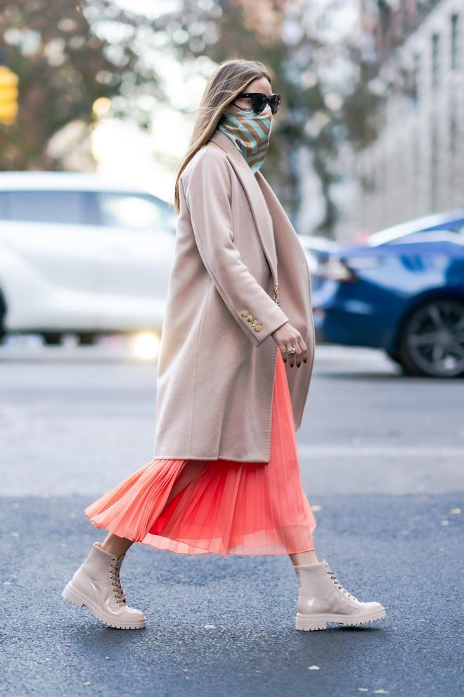 Olivia Palermo con chaquetón y botas en tono maquillaje