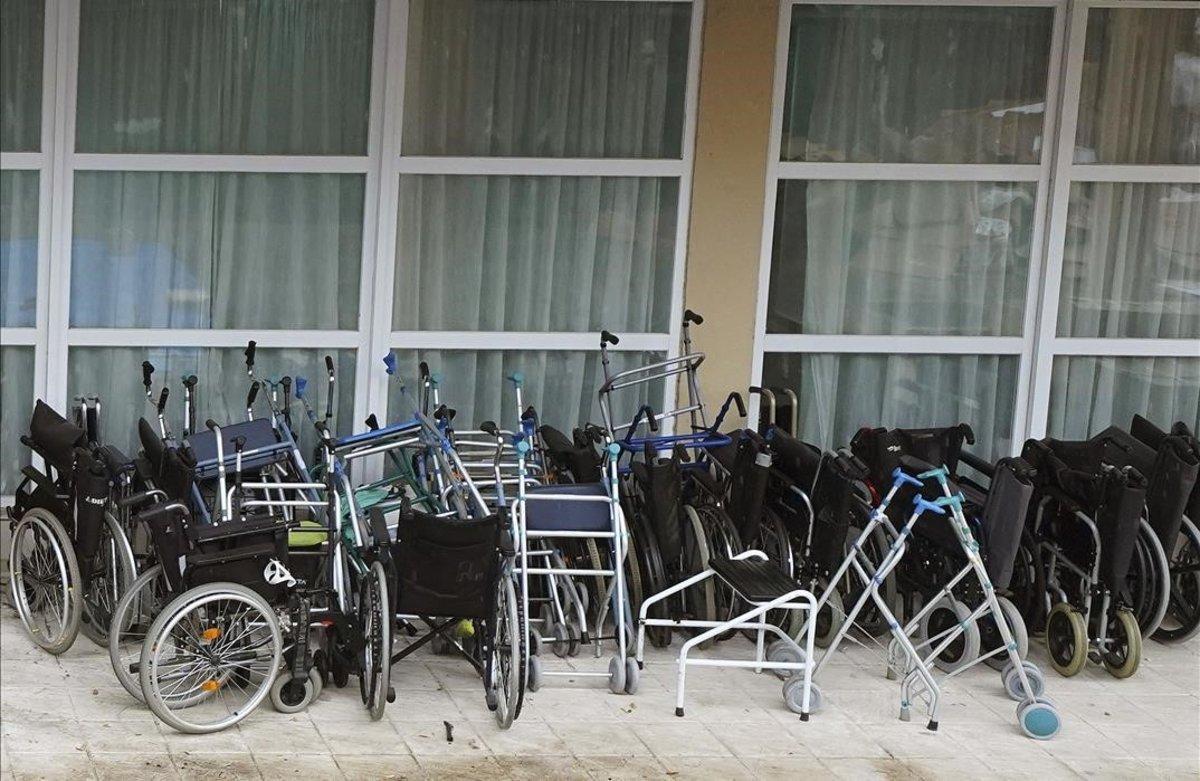 Sillas de ruedas y andadores en una residencia de Leganés.