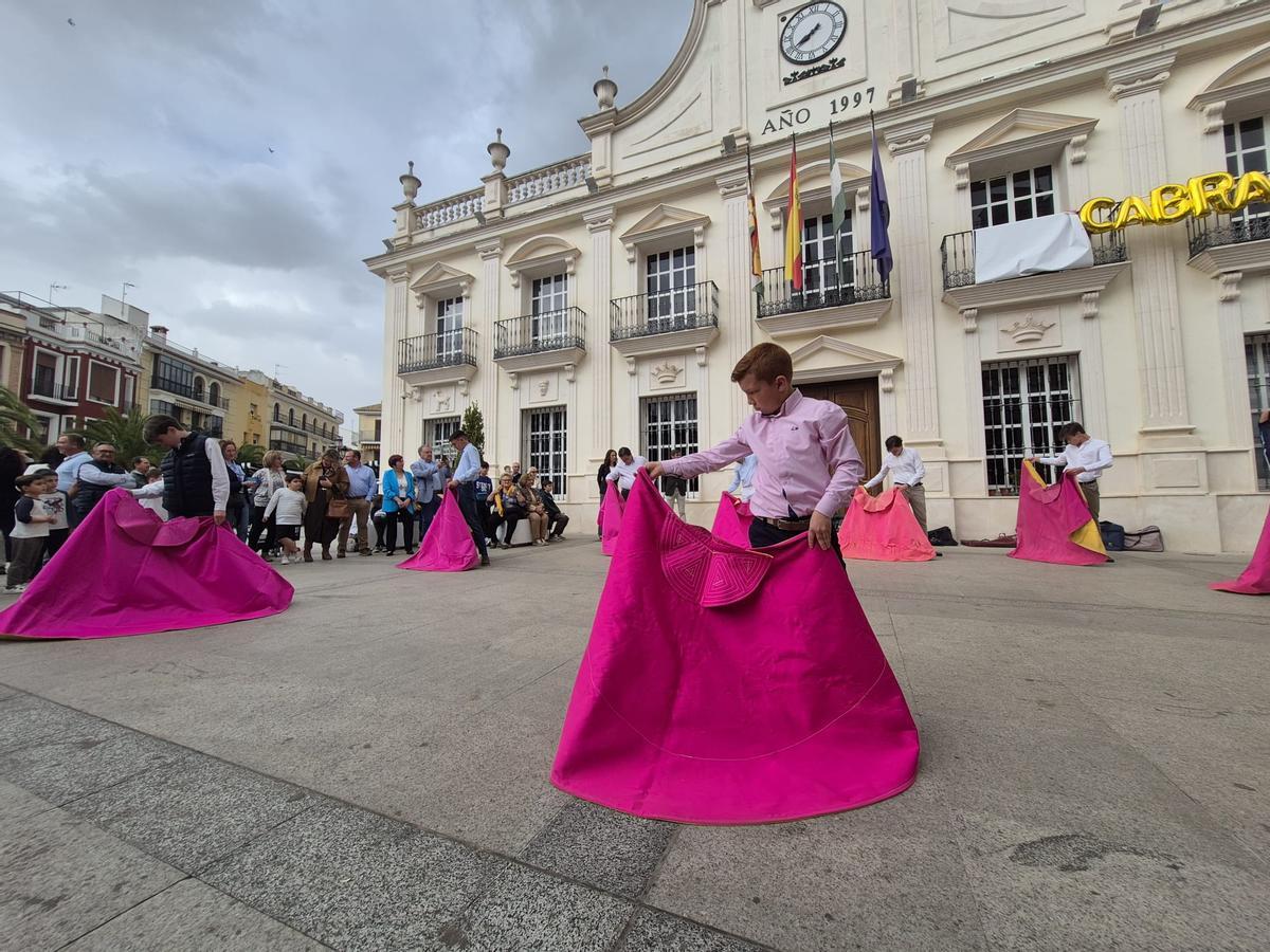Toreo de salón en la presentación oficial de la nueva escuela taurina egabrense.