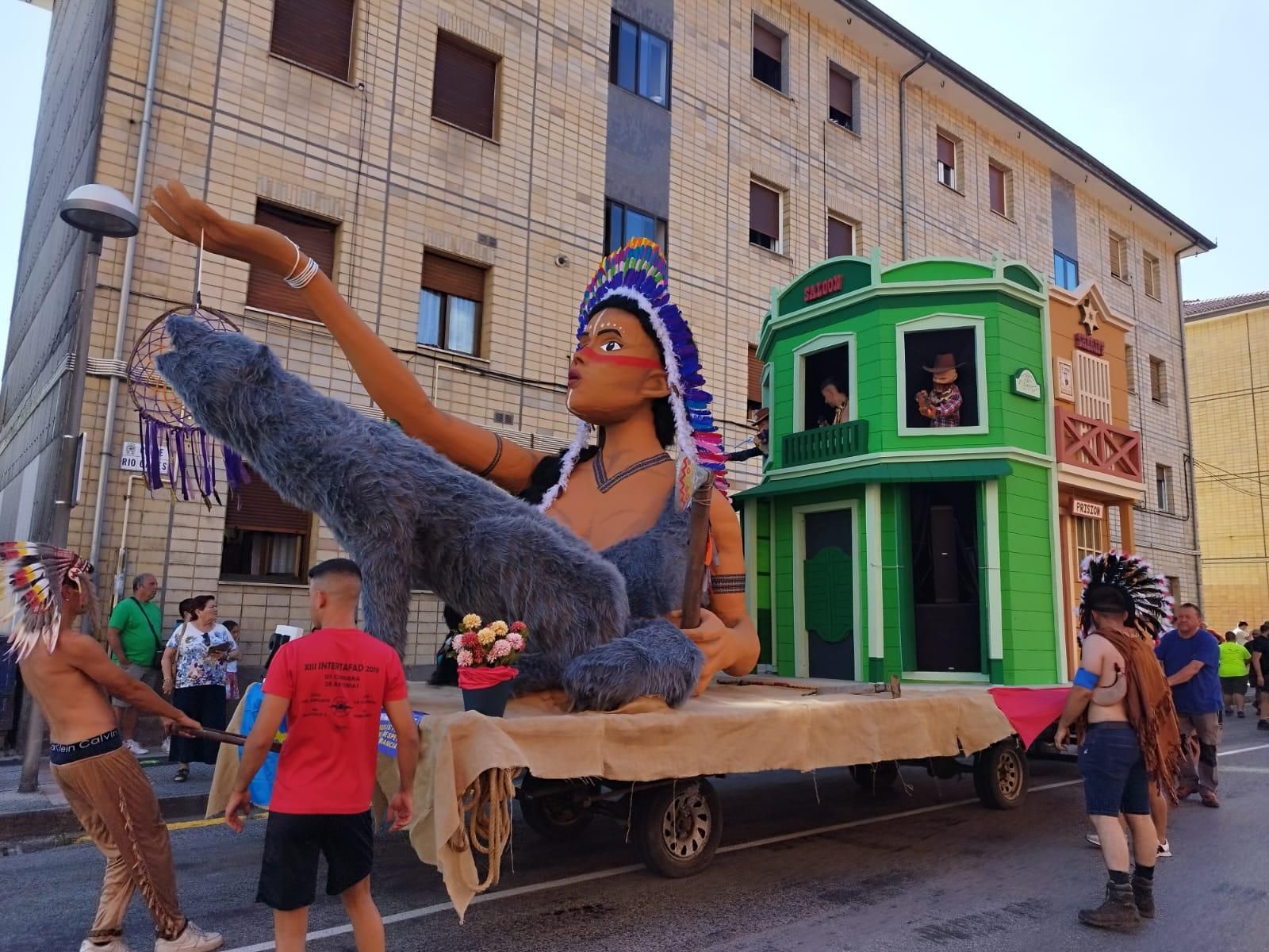 Así están siendo el Descenso Folklórico del Nalón, con 7.000 navegantes