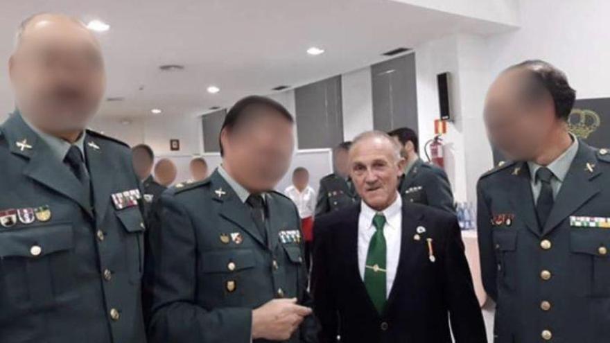 El francotirador de Terrassa aparece en una foto junto a mandos de la Guardia Civil