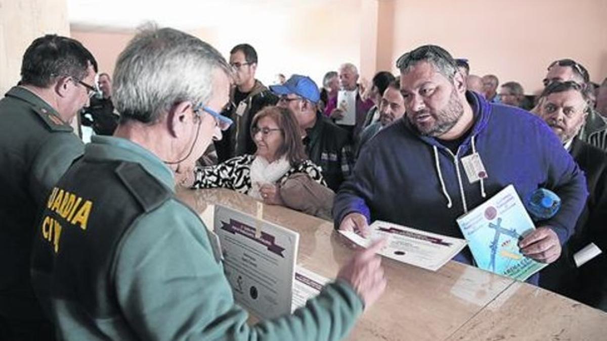 El certificado 8Guardias Civiles entregan el diploma de asistencia al curso los trabucaires, ayer.