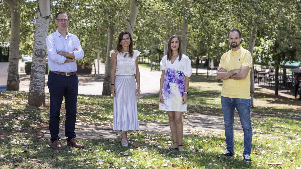 los profesores Marta Estrada, Diego Monferrer y Alma Rodríguez, del Departamento de Administración de Empresas y Marketing de la Universitat Jaume I con Antonio Barba