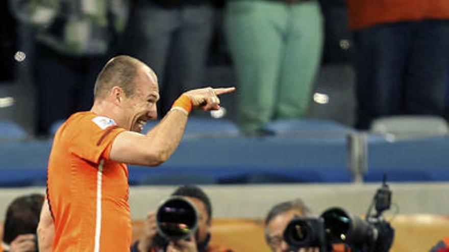 Robben celebra su gol,  ayer en  Ciudad del Cabo.
