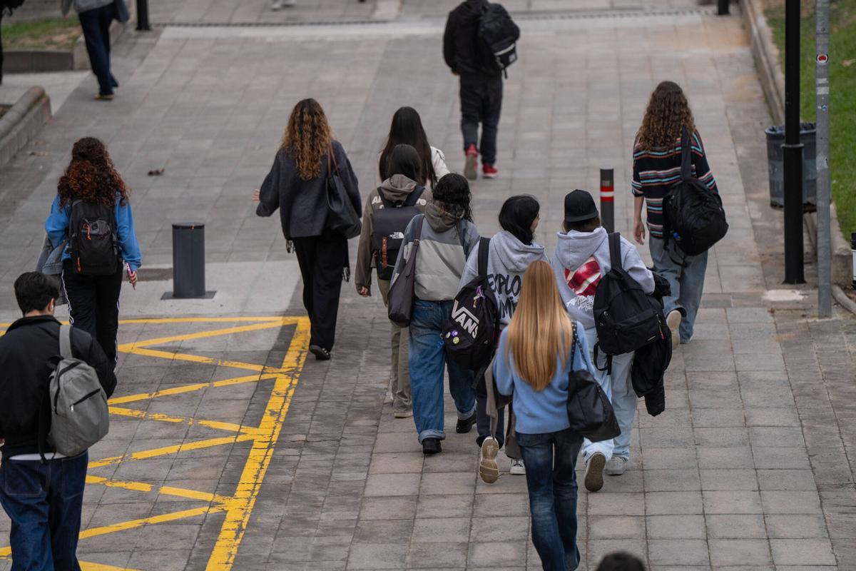 Cerdanyola del Vallès (UAB). 14/11/2025. SOCIEDAD. Estudiantes caminan y conversan en los espacios centrales del campus en una mañana de plena actividad universitaria. Foto: Zowy Voeten / El Periódico