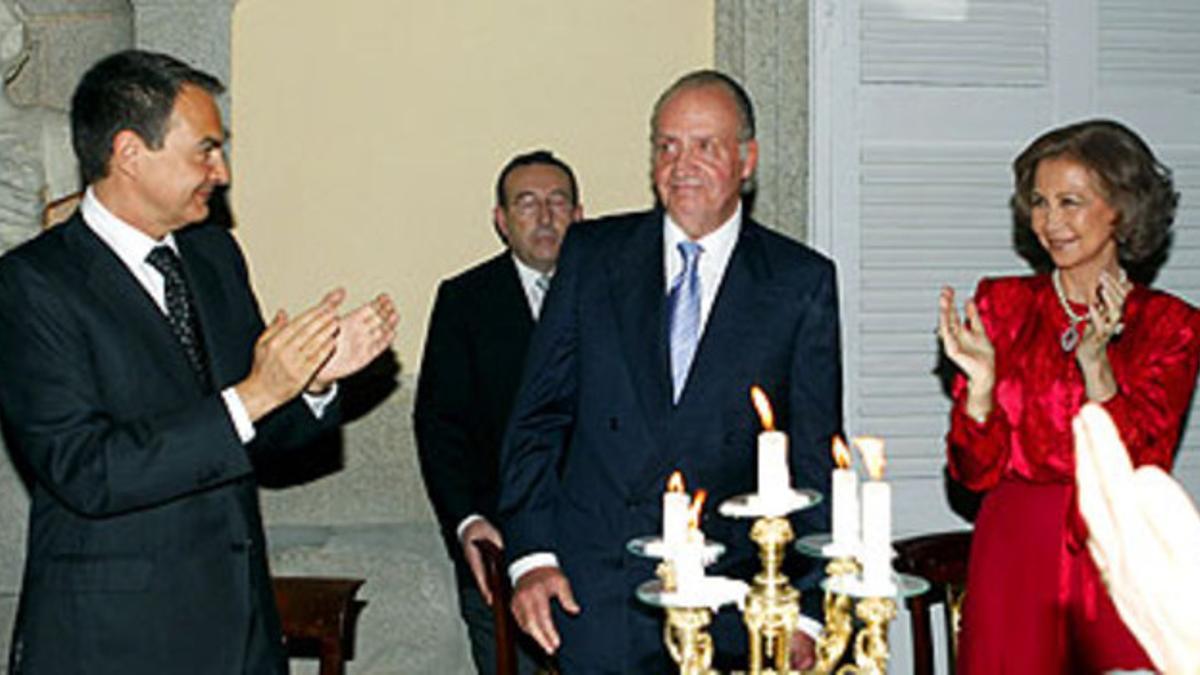 Juan Carlos I recibe el aplauso de su esposa, Sofía, y de José Luis Rodríguez Zapatero, anoche en el palacio de El Pardo.