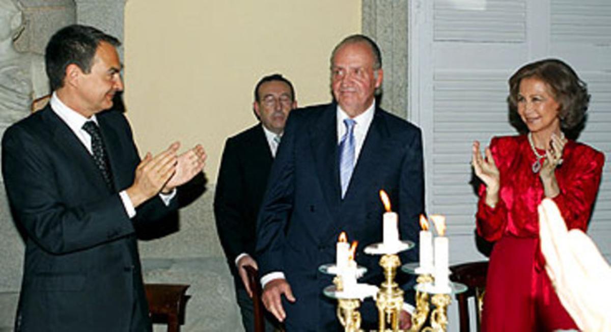 Joan Carles I rep l’aplaudiment de la seva dona, Sofia, i de José Luis Rodríguez Zapatero, ahir a la nit al palau del Pardo.