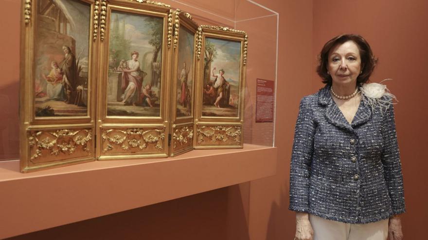 María Luisa Corrada, junto a «Las cuatro estaciones» de Salvador Maella.