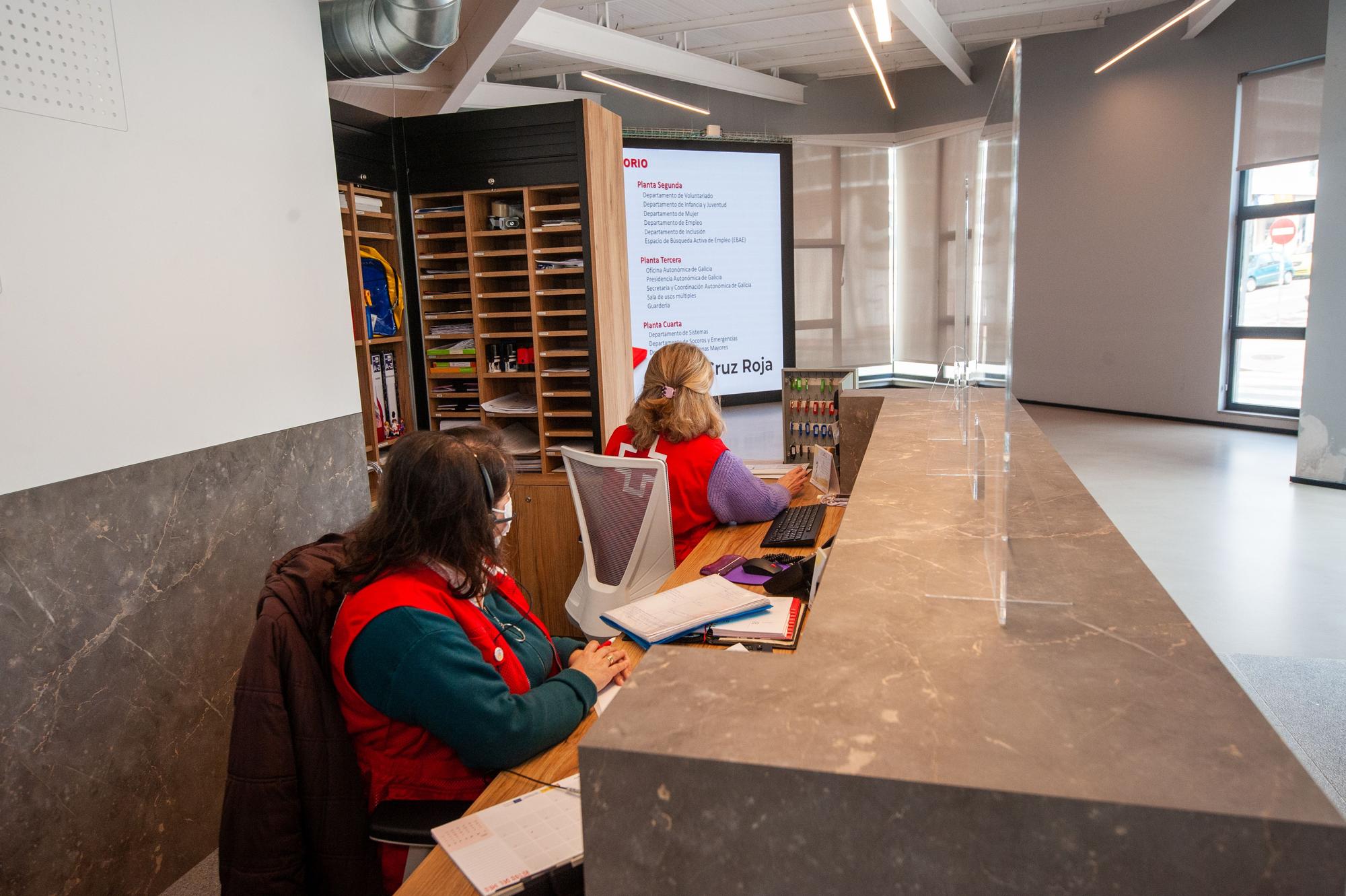 Inés Rey y Yoya Neira visitan la sede de Cruz Roja en A Coruña