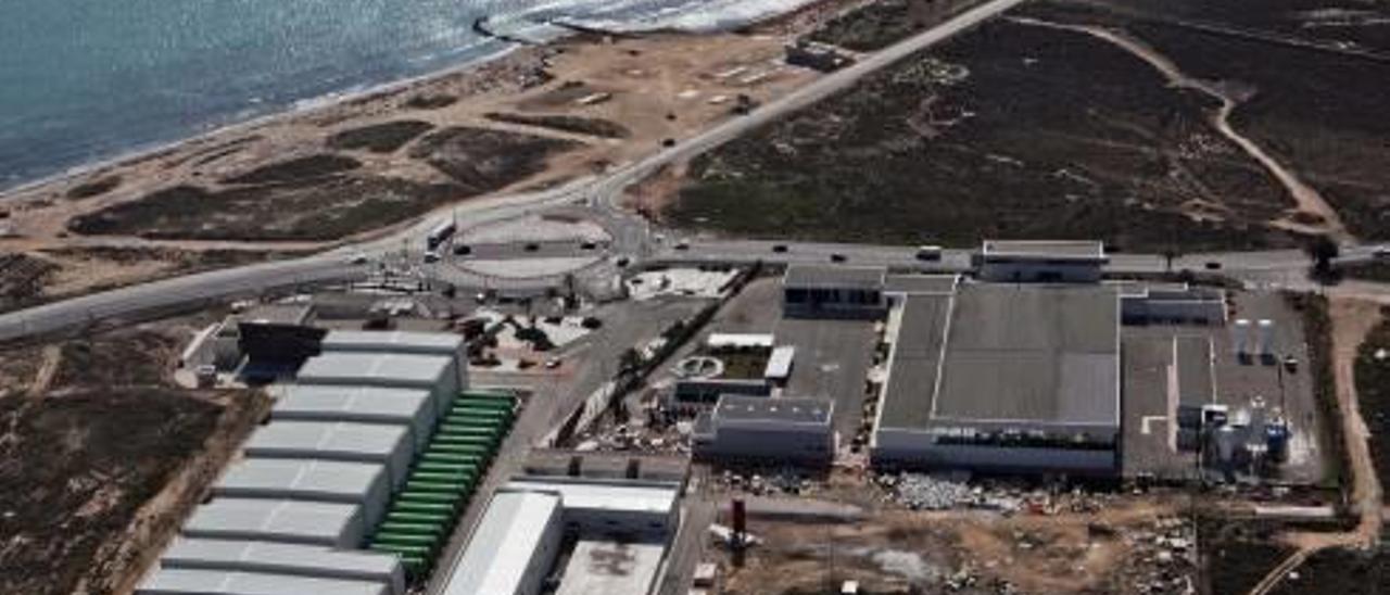 Planta desalinizadora de Agua Amarga, en Alicante, en una imagen aérea.