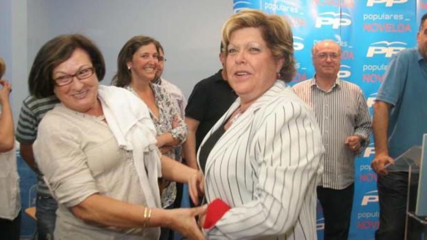 Milagrosa Martínez posa con miembros de su equipo tras conocer los resultados.