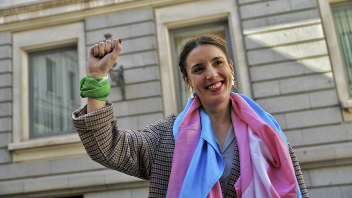 Irene Montero con la bandera trans.