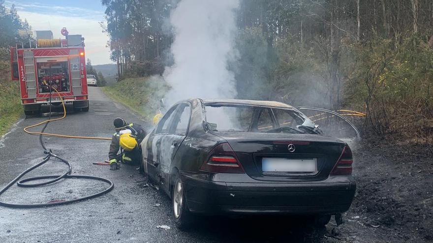 Ilesos los tres ocupantes de un vehículo que ardió en Culleredo