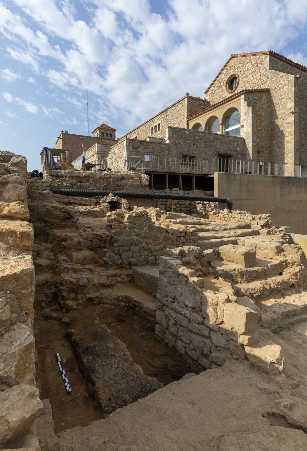 Vista de l’excavació del santuari situat al sector portuari de la ciutat grega. A la dreta, en primer terme, les restes de l’altar i, a darrera, les escales