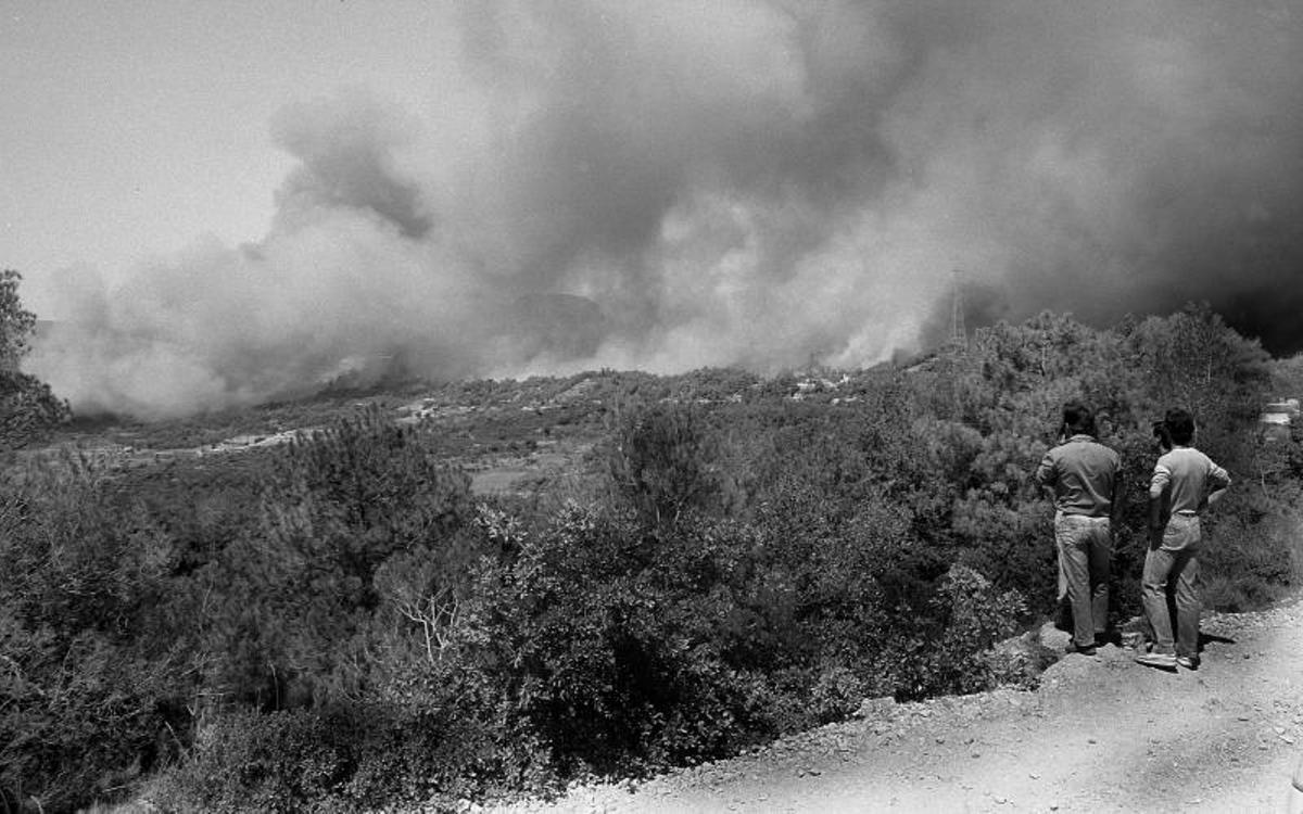 Mirant les flames i el fum sobre Montserrat, l'agost del 1986