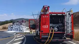 Aparatoso incendio de una hormigonera en Culleredo