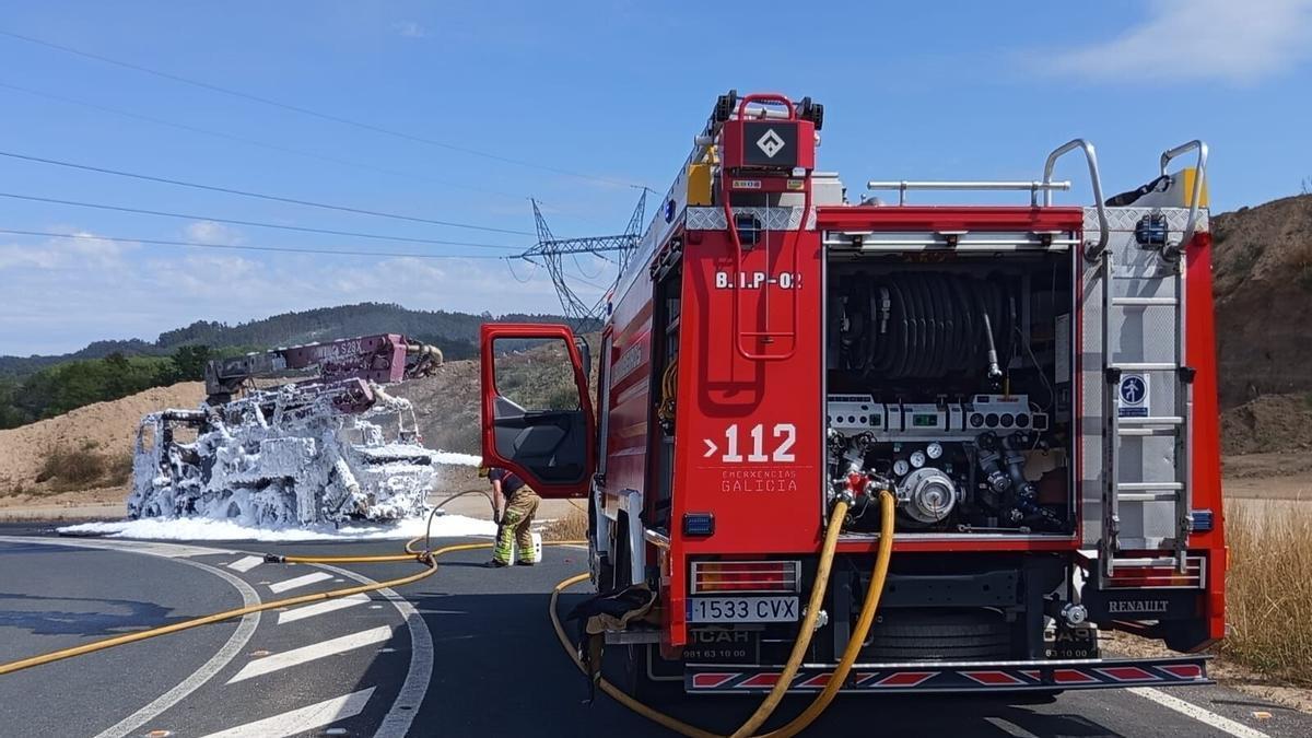 Estado en el que quedó el vehículo incendiado en Sésamo (Culleredo)