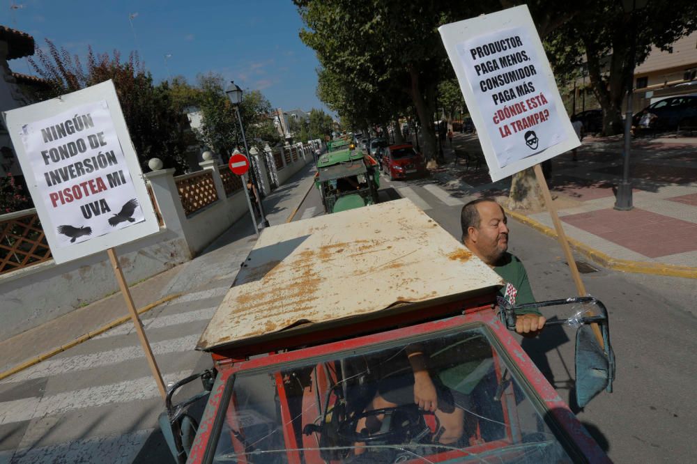 Instante de la tractorada de protesta en Requena.