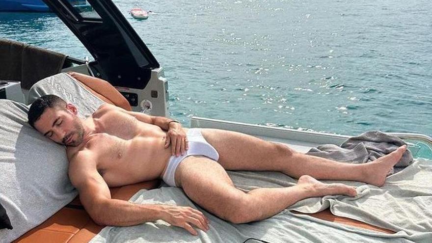 El &#039;spanish nap&#039; de Miguel Ángel Silvestre en un barco que hace arder las redes: &quot;Patrimonio de la humanidad este hombre&quot;