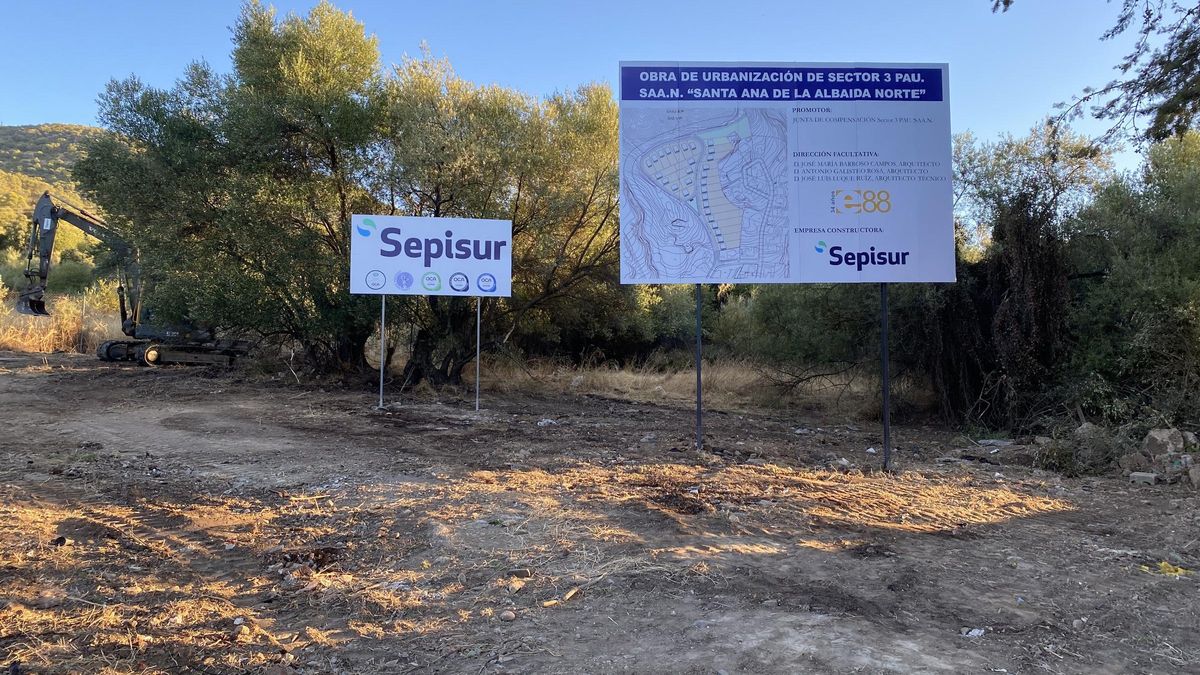 Carteles que señalizan las obras de urbanización de Santa Ana de la Albaida.