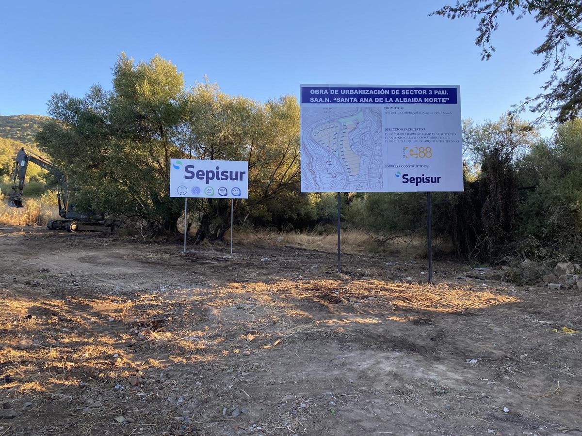 Carteles que señalizan las obras de urbanización de Santa Ana de la Albaida.