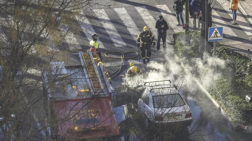 Un coche sale ardiendo en cánovas