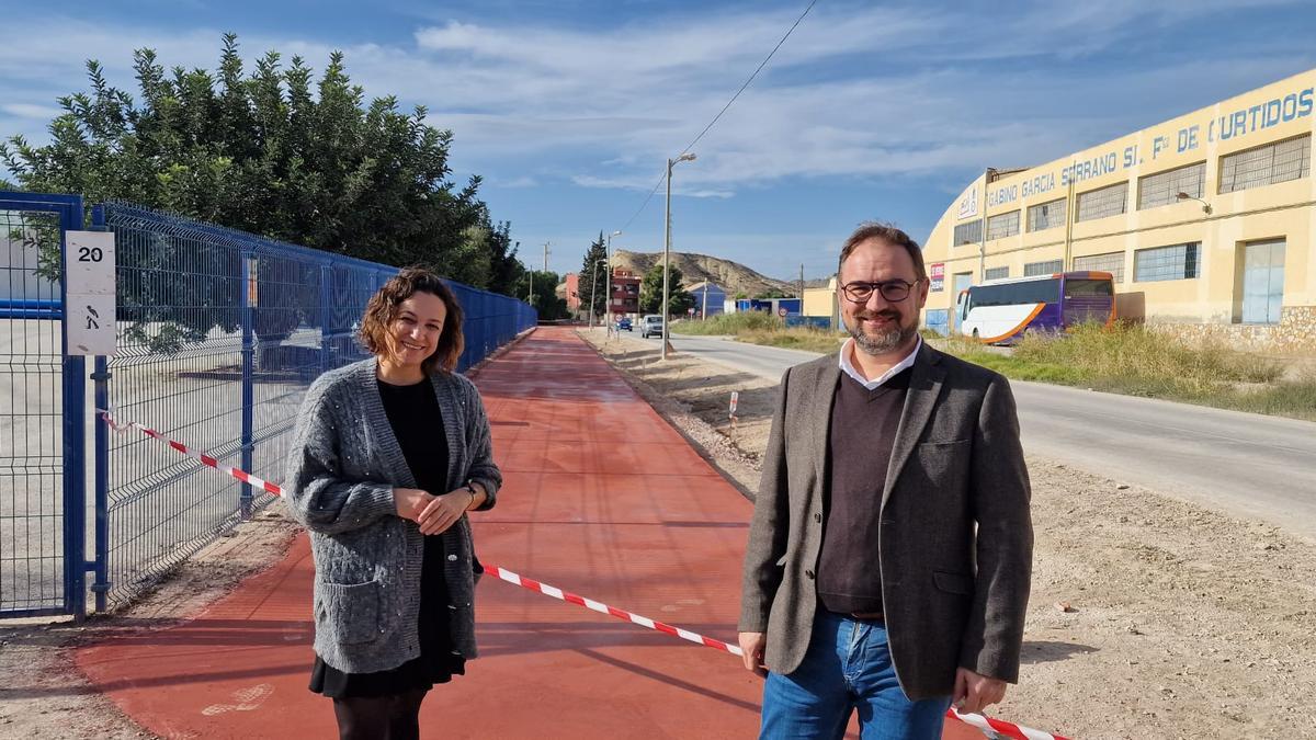 La edil de Fomento, Isabel Casalduero, y el alcalde, Diego José Mateos, en la nueva vía peatonal y carril bici.