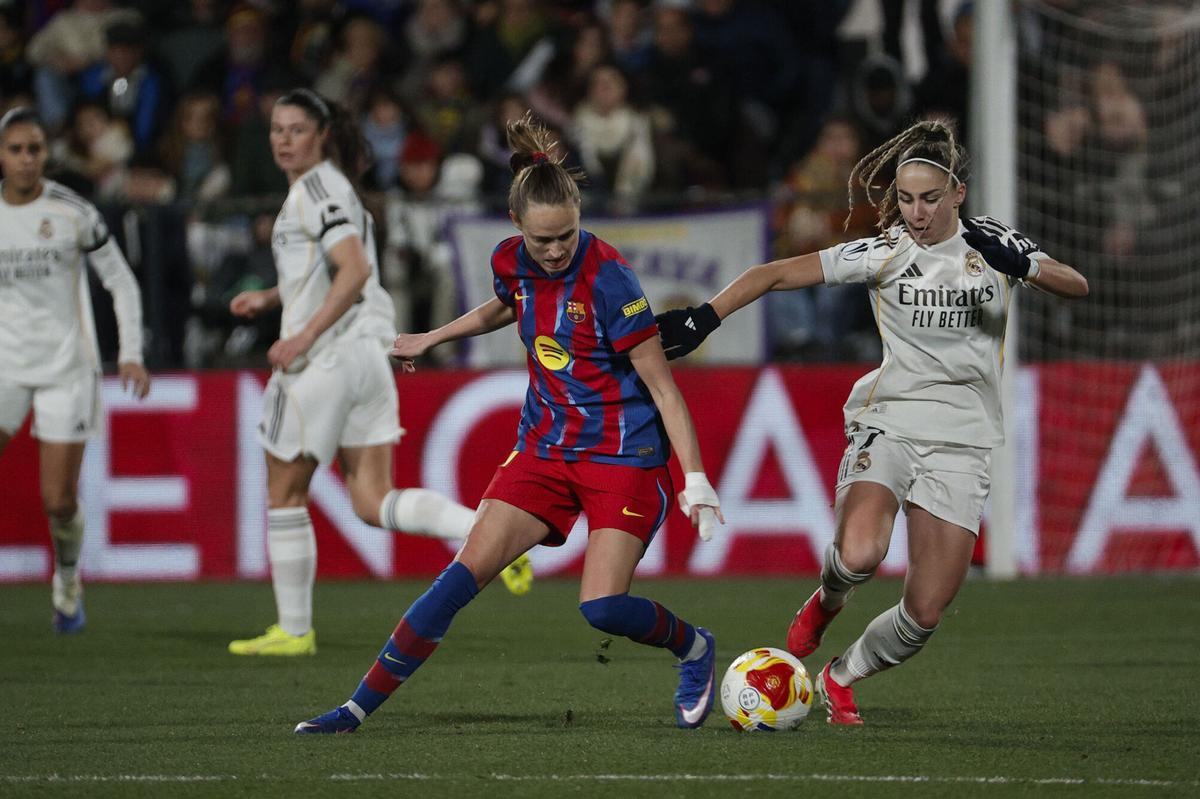 La delantera noruega del FC Barcelona, Graham (i), disputa el balón ante la delantera del Real Madrid, Athenea, durante el encuentro correspondiente a la final de la Supercopa de España que disputaron FC Barcelona y Real Madrid en el estadio Castalia de Castellón.