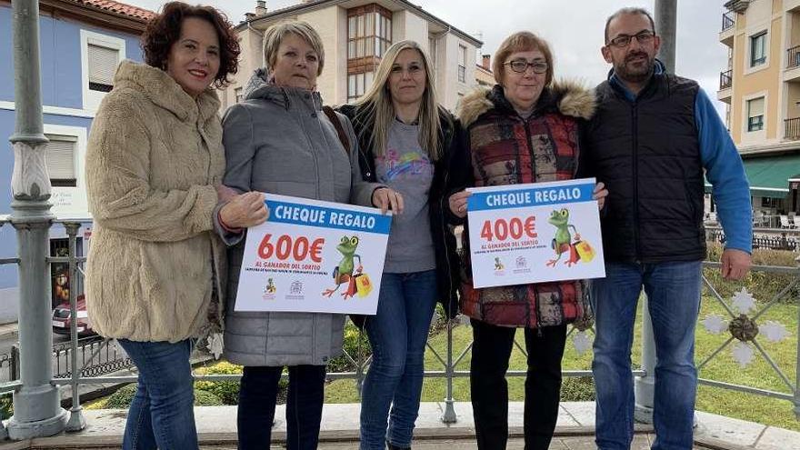 Por la izquierda, Margot López, Eva Valle, la edil Eva María Nunes, María Jesús Nachón y Marco Casas.