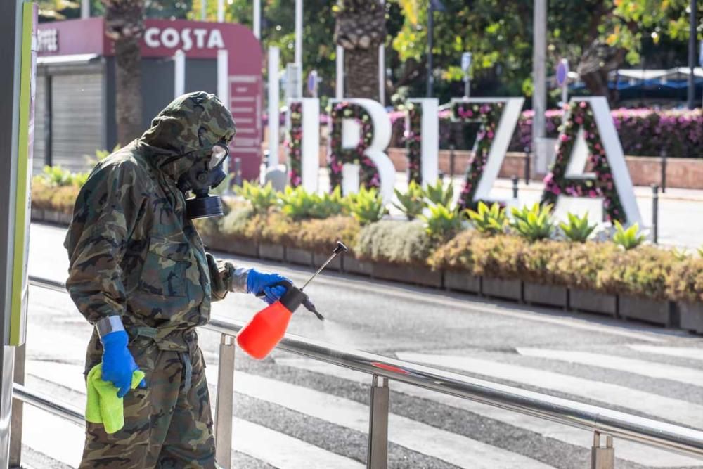 Los militares limpian y desinfectan el aeropuerto de Ibiza