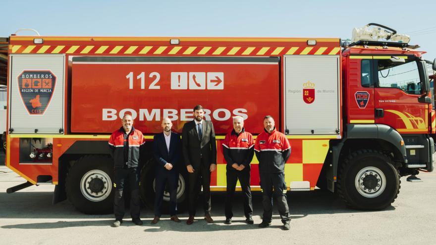 El vicepresidente y consejero de Interior, Emergencias y Ordenación del Territorio, José Ángel Antelo, junto a miembros del Parque de Bomberos de Molina de Segura