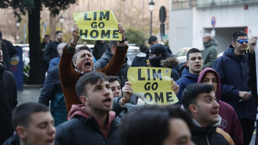 Ofensiva contra Meriton: la afición se rebela frente a las oficinas del Valencia CF